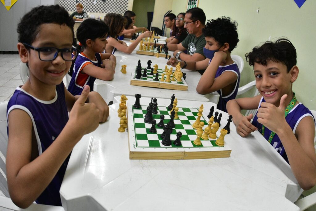 Aulas de xadrez na Vila Olímpica contribuem para raciocínio lógico